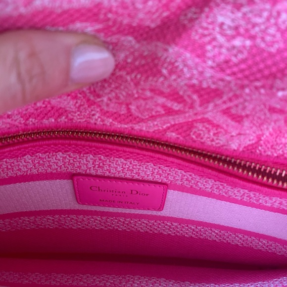 MEDIUM LADY D-LITE BAG
Pink Toile de Jouy Reverse Embroidery - Picture 7 of 14